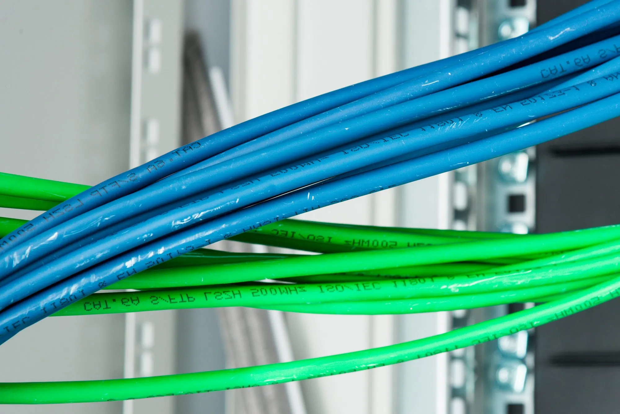 Structured network cabling in a commercial server rack